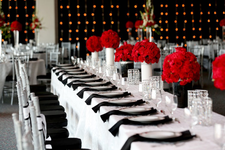 deco-mariage-rouge-noir-nappe-blanche-serviettes-noires-compositions-florales-rouges
