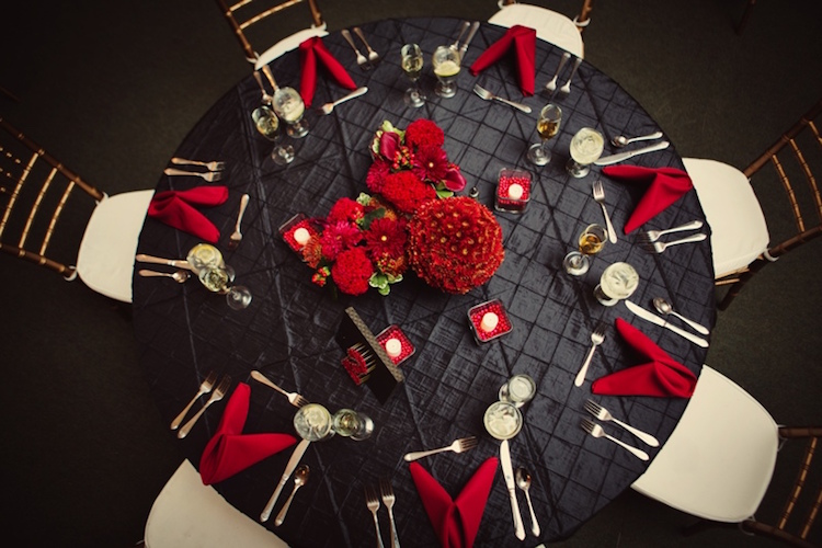 deco-mariage-rouge-noir-nappe-noire-centre-table-fleurs-rouges