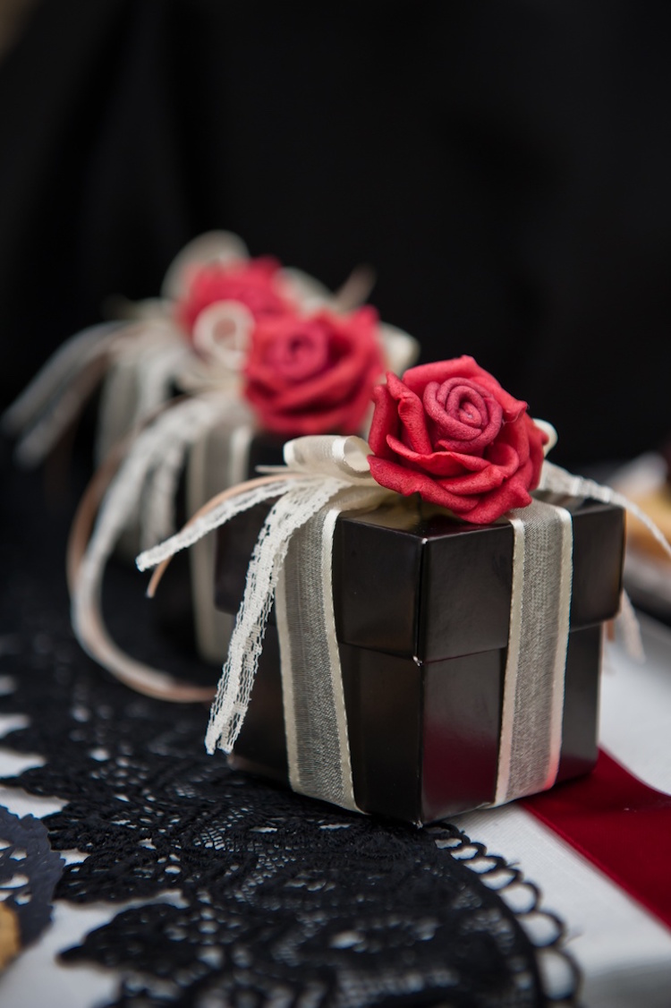 deco-mariage-rouge-noir-petits-cadeaux-invités-boîtes-noires-déco-roses-rouges