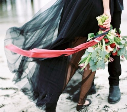 deco-mariage-rouge-noir-robe-mariée-noire-bouquet-fleurs-rouges