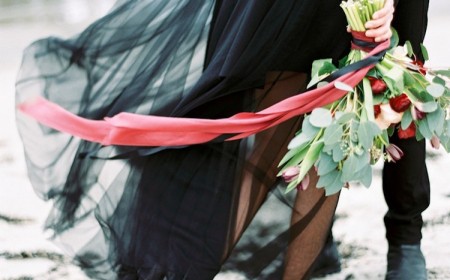 deco-mariage-rouge-noir-robe-mariée-noire-bouquet-fleurs-rouges