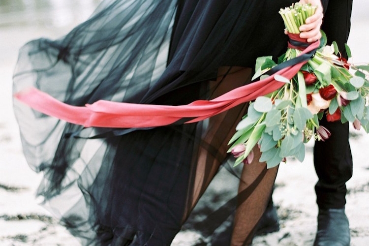 deco-mariage-rouge-noir-robe-mariée-noire-bouquet-fleurs-rouges