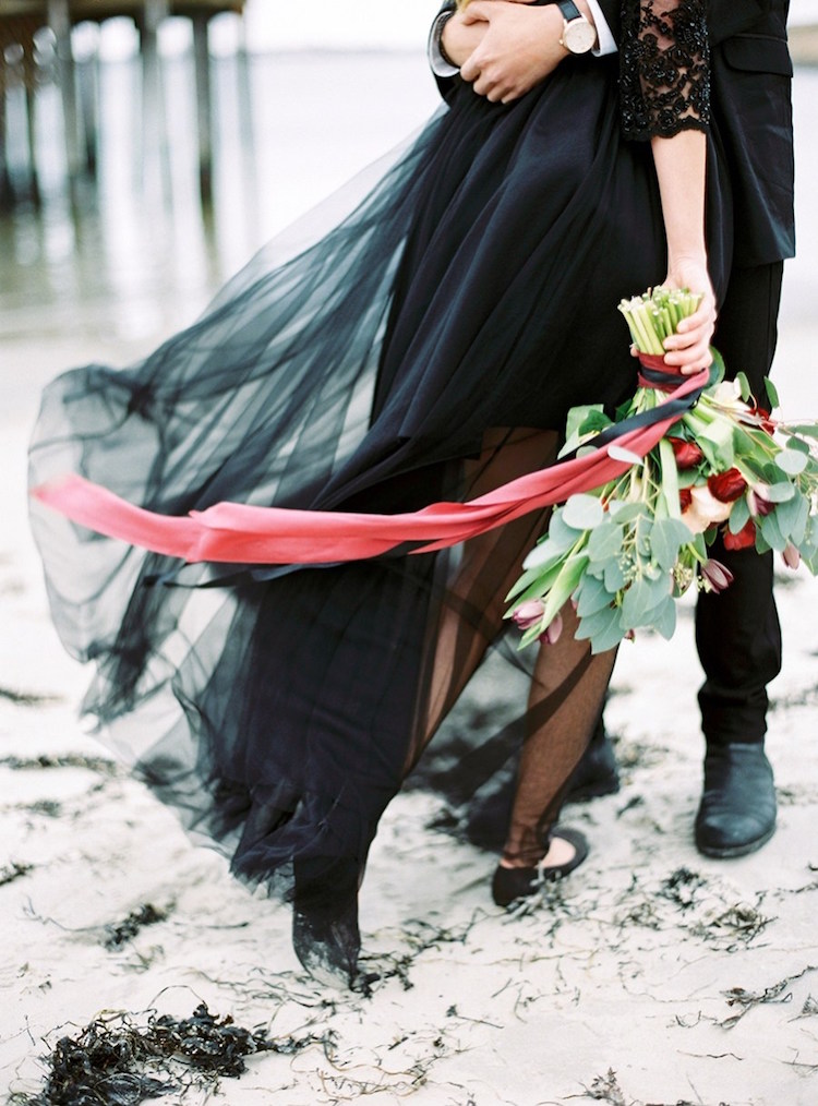 deco-mariage-rouge-noir-robe-mariée-noire-bouquet-fleurs-rouges
