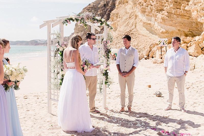 mariage-plage-bohème-arche-mariage-roses