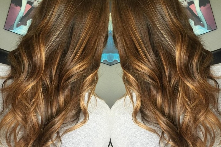 Mèche caramel pour illuminer les cheveux foncés, découvrez nos coups d