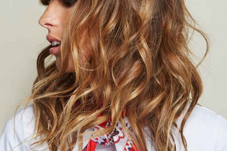 Mèche caramel pour illuminer les cheveux foncés, découvrez nos coups d