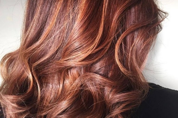 Mèche caramel pour illuminer les cheveux foncés, découvrez nos coups d