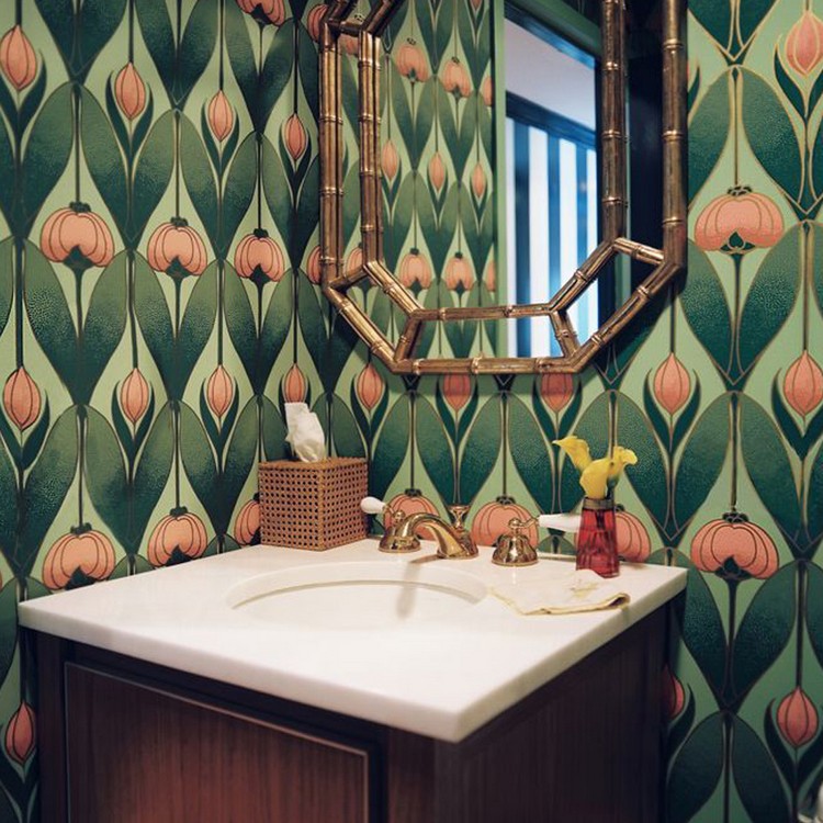 papier-peint-tropical-motifs-orange-verts-salle-bain