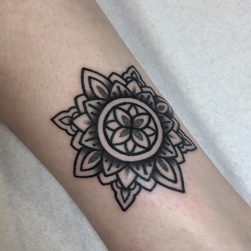petit-tatouage-mandala-signification-cosmos
