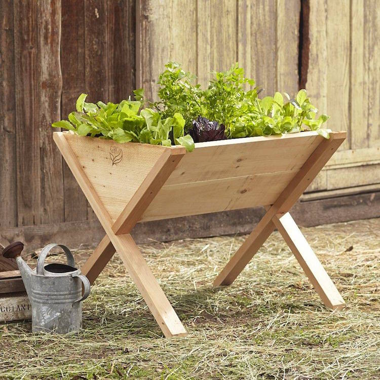 Potager sur pied en bois pour retrouver le plaisir de jardiner à la