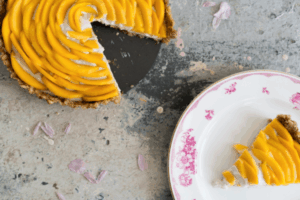 recette-gateau-anniversaire-vegan-tarte-mangue-crème-noix-cajou