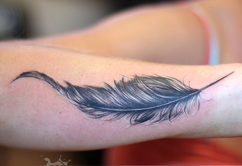 signification-tatouage-plume-avant-bras