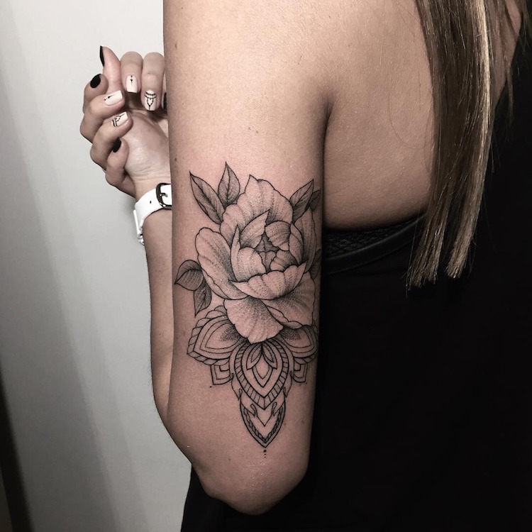 tatouage rose femme-arrière-bras-rose-motifs