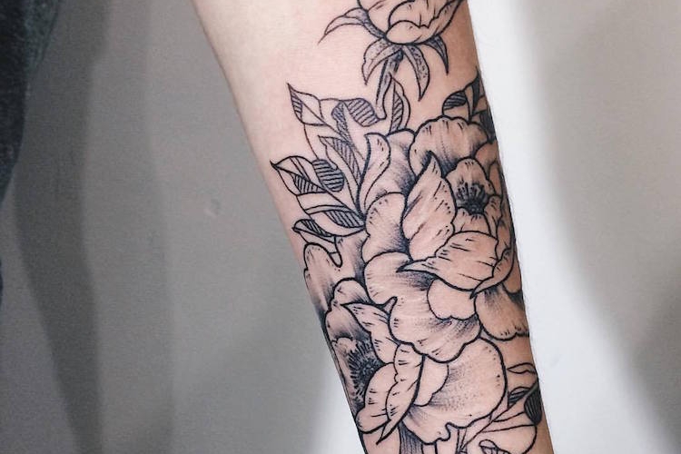 Signification tatouage rose femme, styles et tendances