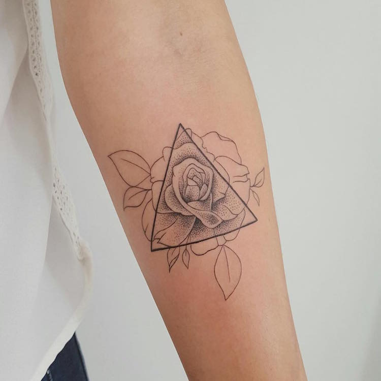 tatouage rose femme-avant-bras-rose-triangle-pointillisme