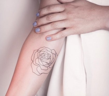 tatouage-rose-femme-avant-bras-style-minimaliste