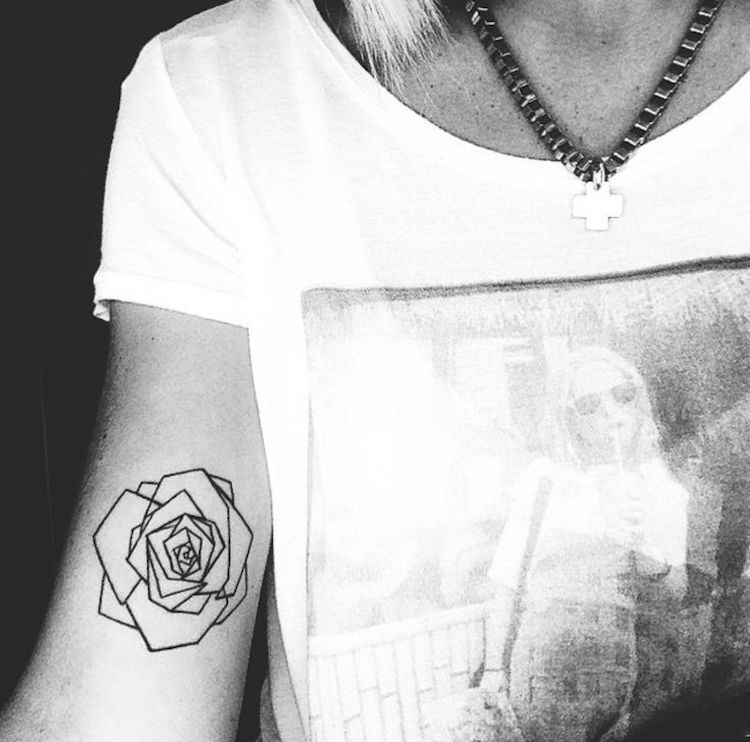 tatouage-rose-femme-biceps-avant-bras-rose-géométrique