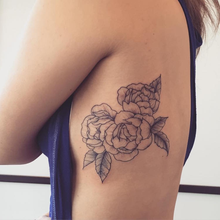 tatouage rose femme-côte-sensuelle