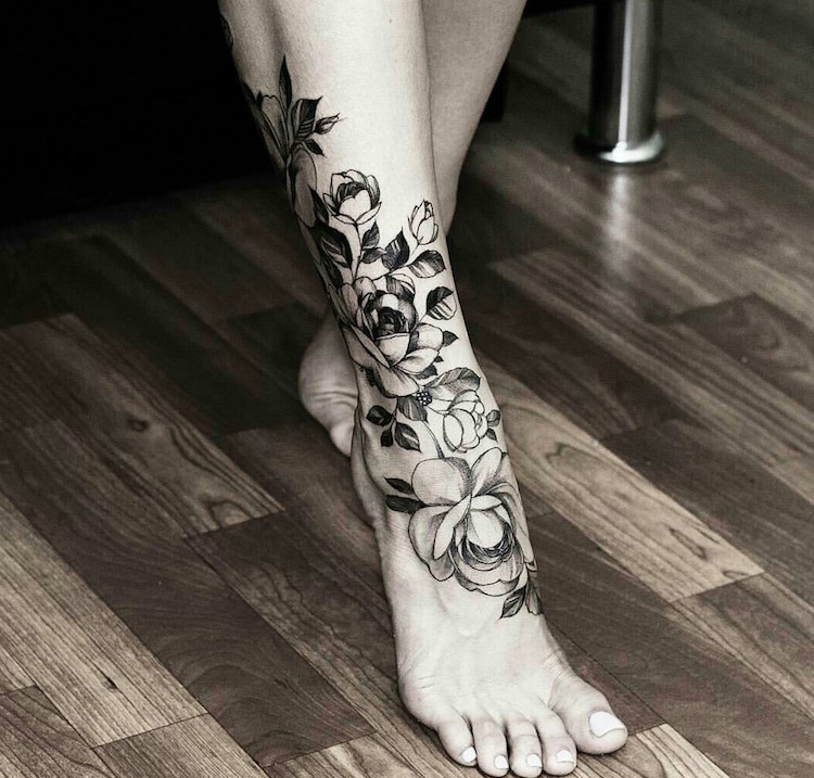 tatouage rose femme-pied-roses-noir-gris