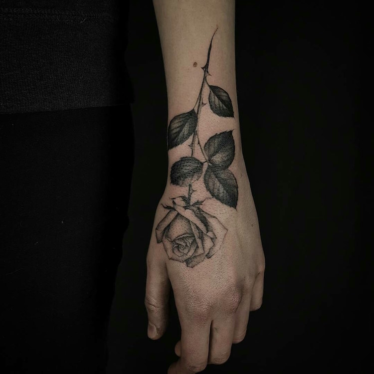 tatouage-rose-femme-poignet-idée-originale