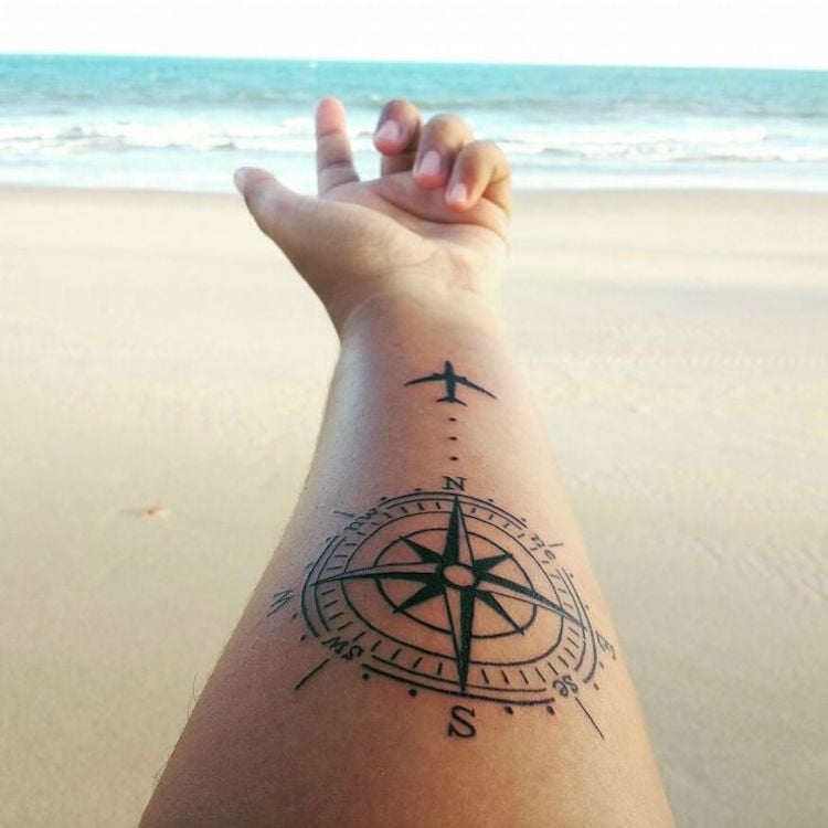 tatouage voyage avant-bras-rose-vents-avion