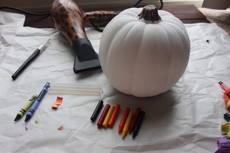 activité-manuelle-automne-comment-décorer-citoruille-crayons-cire-fondus