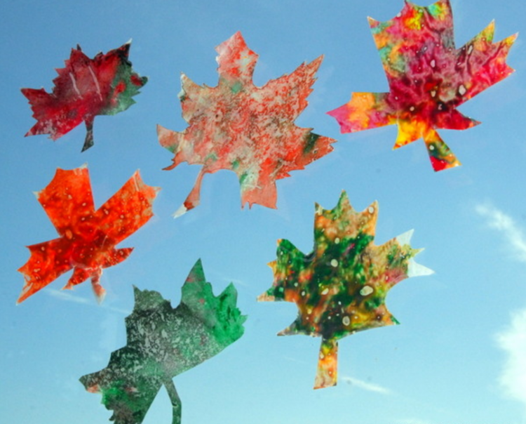activité manuelle automne déco-fenêtre-feuilles-automne-crayons-cire-fondus