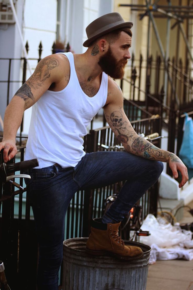 coupe-hipster-homme-cheveux-courts-barbe-longue-chapeau