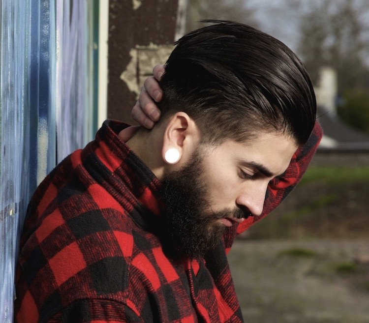 coupe-hipster-homme-cheveux-longs-dessus-dégradé-barbe
