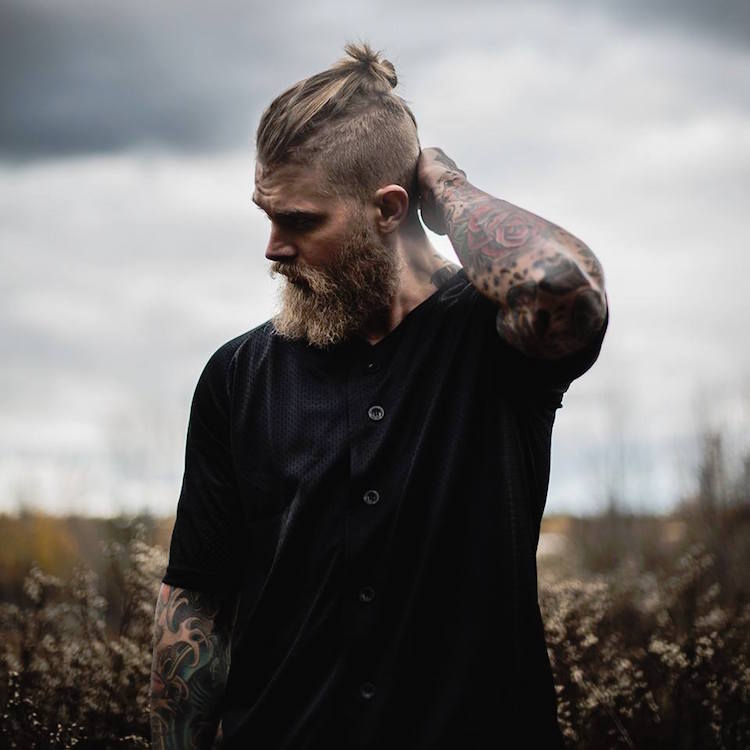 coupe-hipster-homme-undercut-man-bun-barbe-hipster-longue