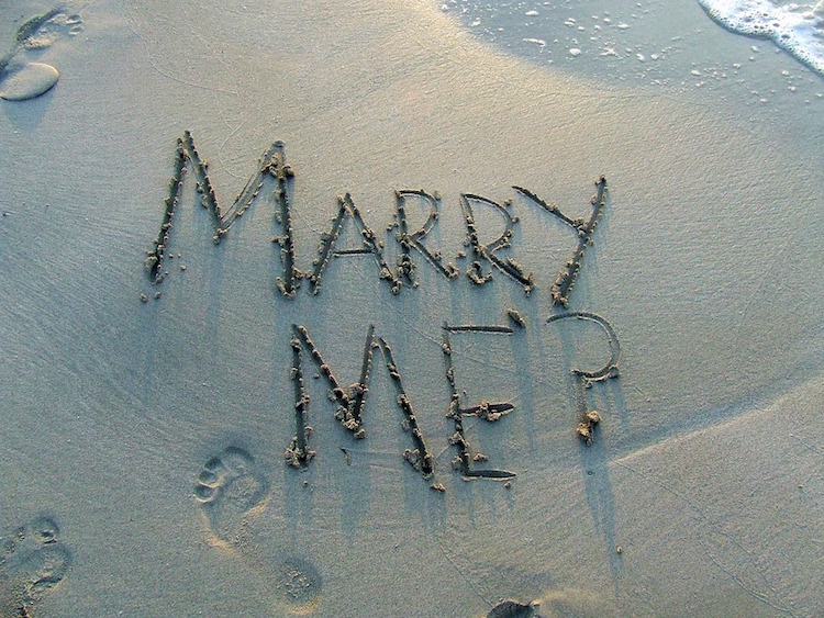 demande-mariage-originale-écrire-message-sur-sable
