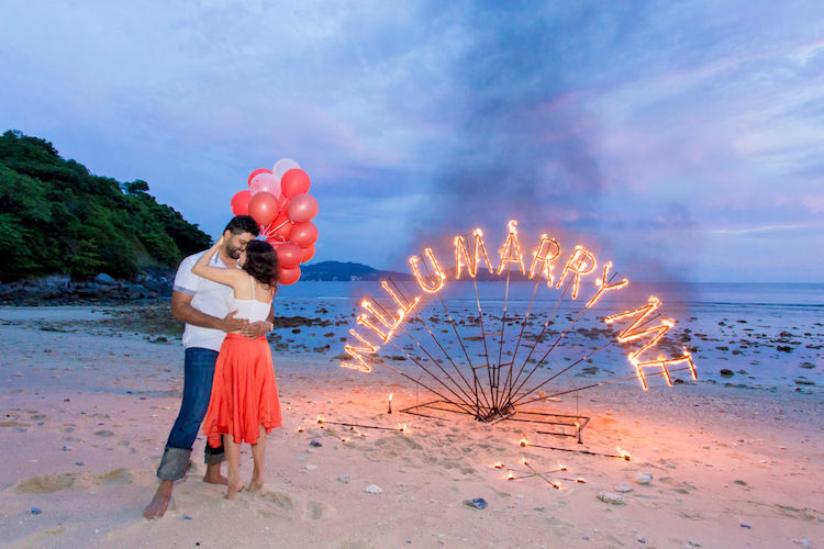 demande-mariage-originale-plage-ballons-lettres-flammes