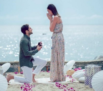 demande-mariage-originale-promenade-plage-pétales-parasols