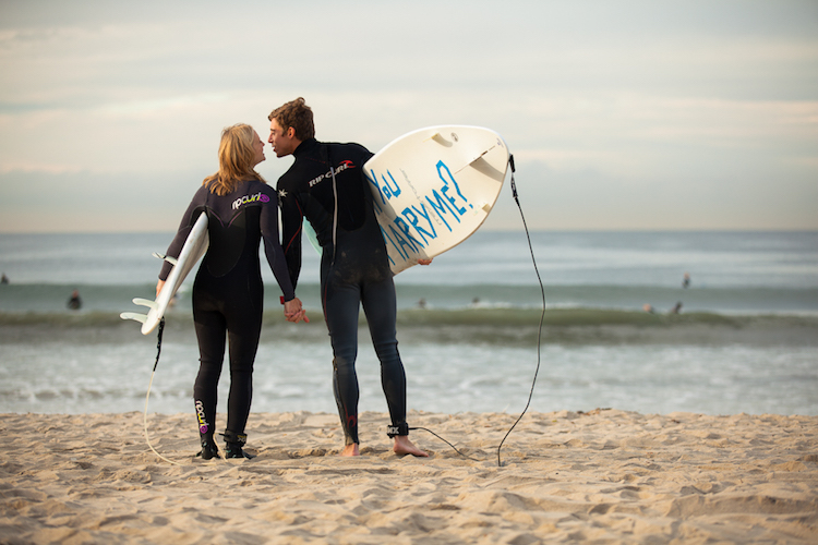 demande-mariage-originale-surfing-couples