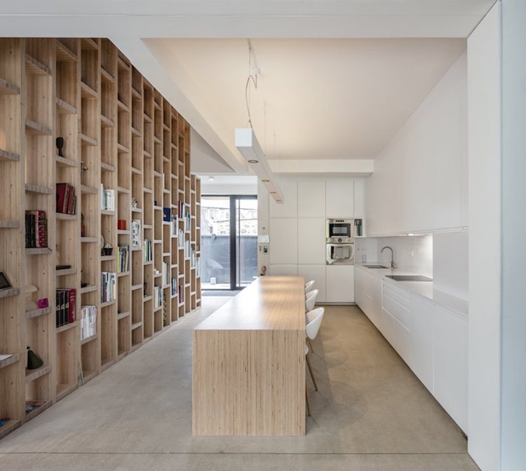 escalier-bibliothèque-bois-massif-délimiter-espaces-cuisine-bois-blanc
