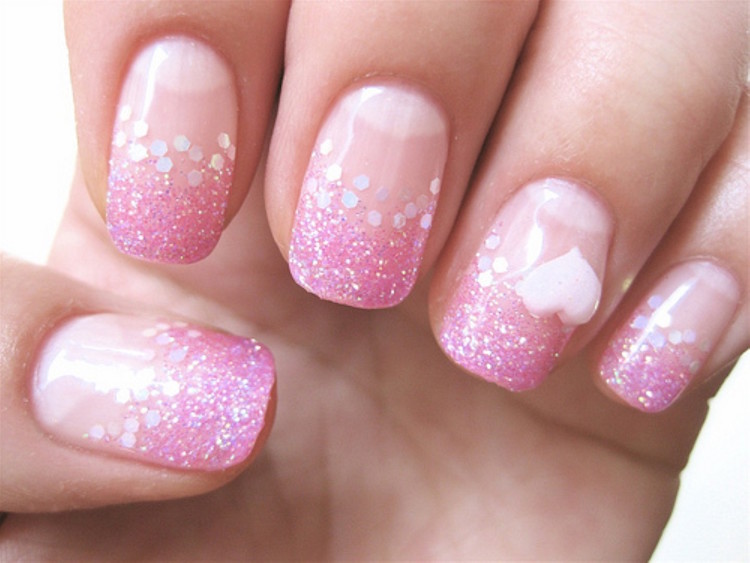 manucure-ombré-base-transparente-vernis-rose-paillettes