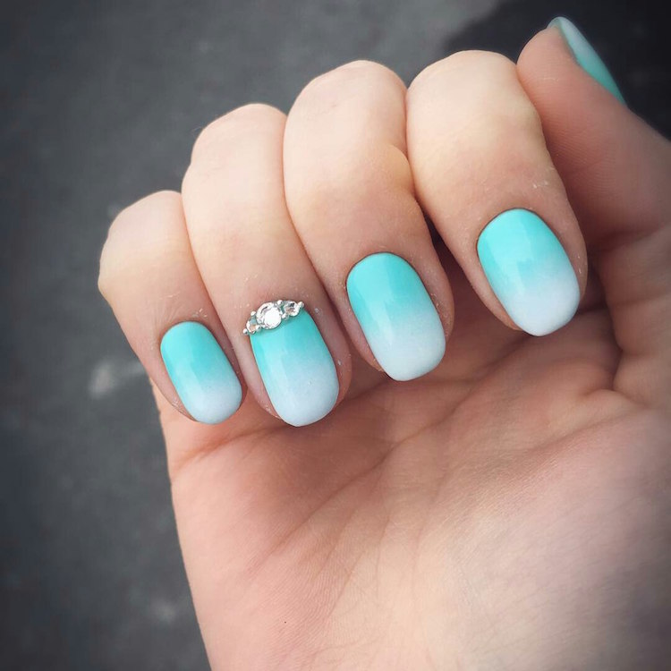 manucure-ombré-turquoise-blanc-nail-art-strass