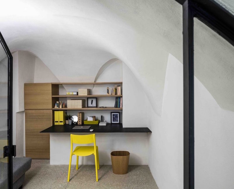 meubles-design-bureau-maison-chaise-jaune-plafond-vouté