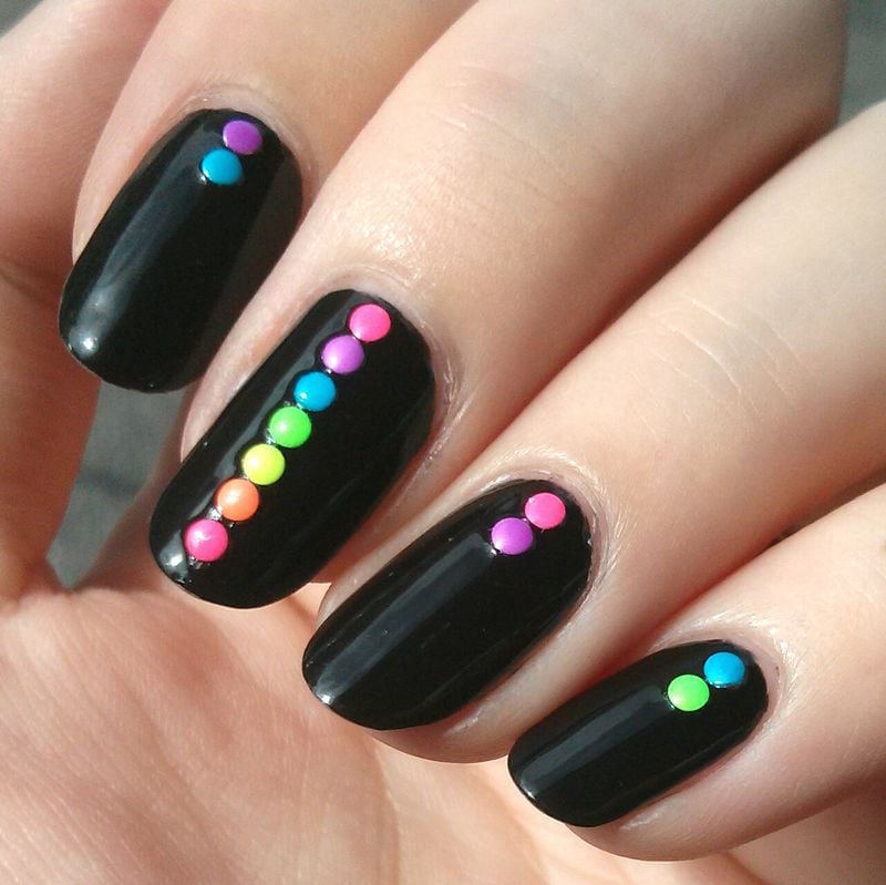 nail art facile ongles-courts-pois-multicolores