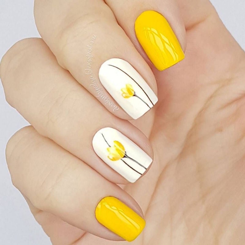 nail-art-ongles-courts-idée-fleurs-jaunes-été