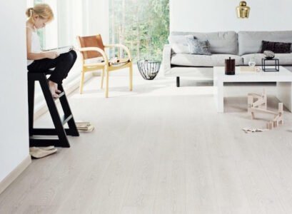 parquet-flottant-blanchi-moderne-canapé-gris-style-nordique