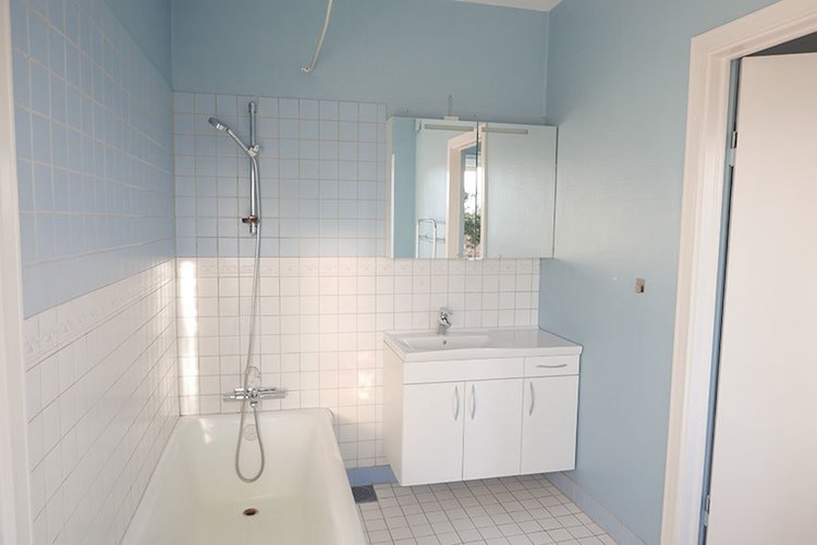 peinture-pour-carrelage-salle-bain-blanc-bleu-pastel