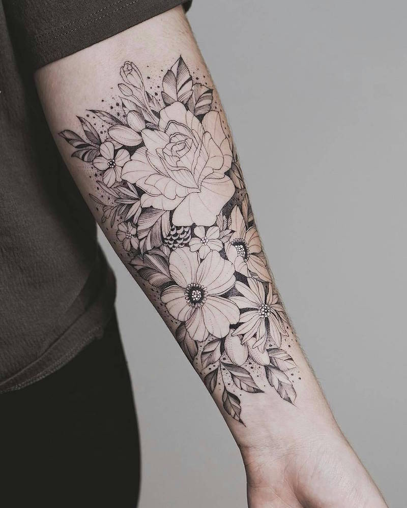tatouage-avant-bras-fleurs-contours-fins
