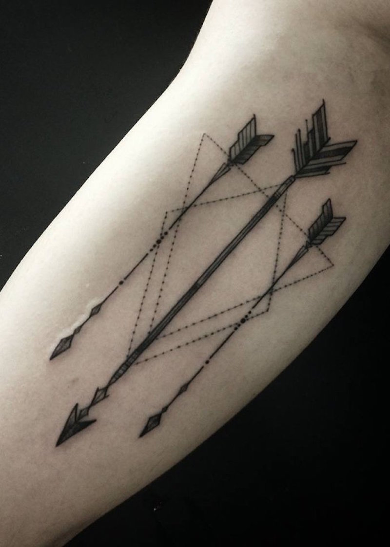 tatouage avant bras flèches-triangles