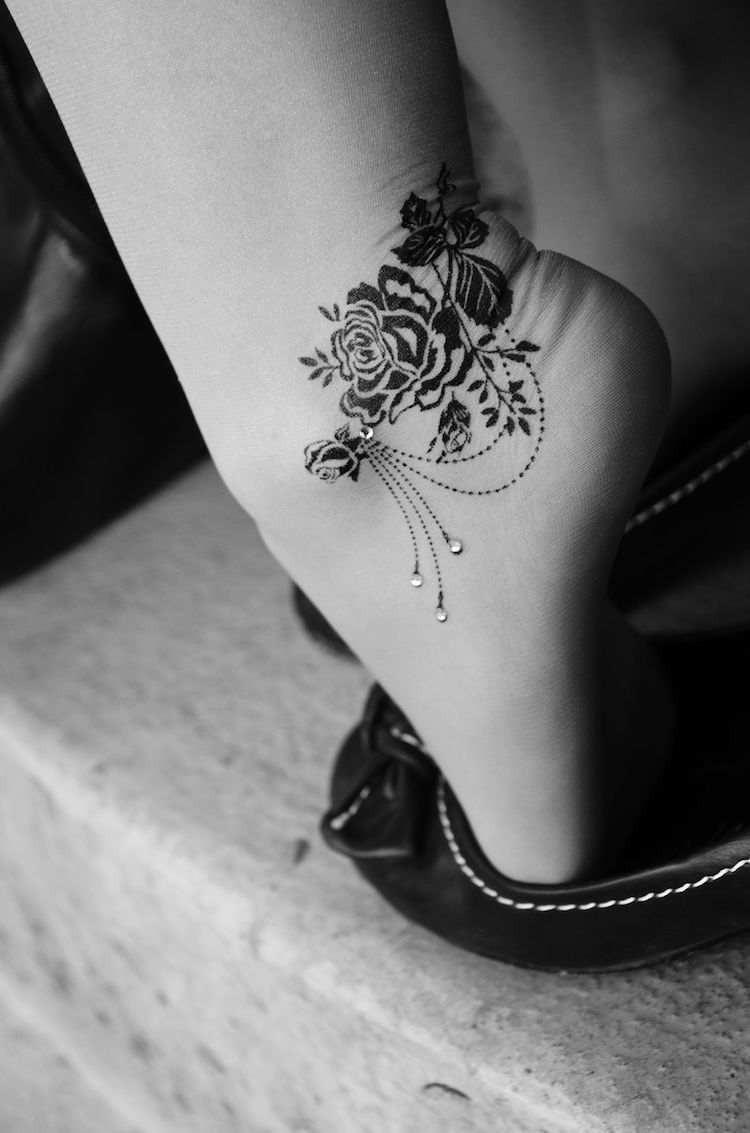 tatouage-cheville-femme-arrière-cheville-rose-noire