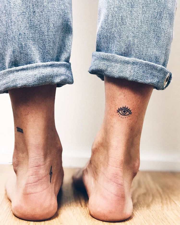 tatouage-cheville-femme-arrière-chevilles-oeil-éclair