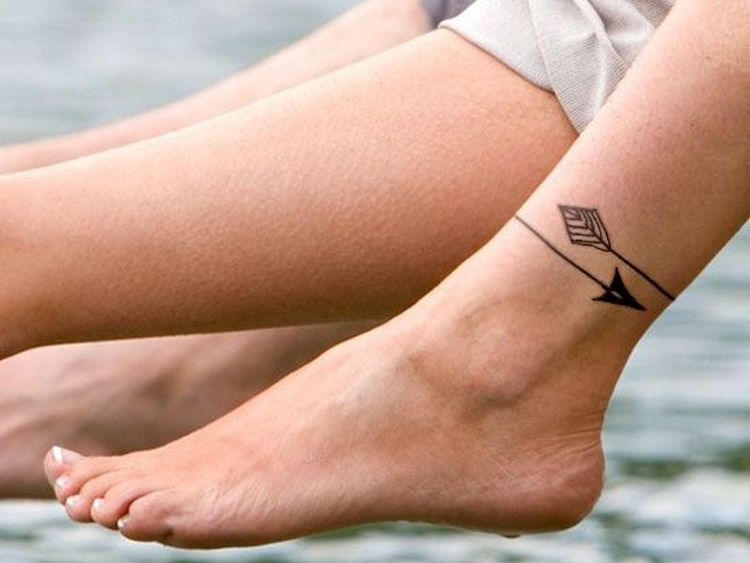 tatouage-cheville-femme-bracelet-flèches