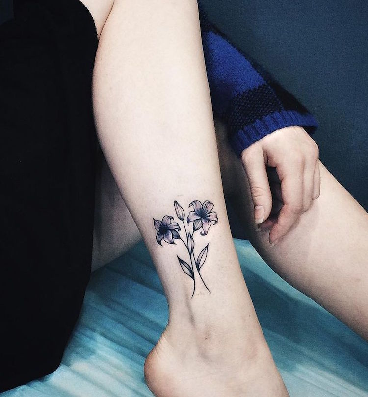 tatouage-cheville-femme-féminin-tatouage-fleur-lys
