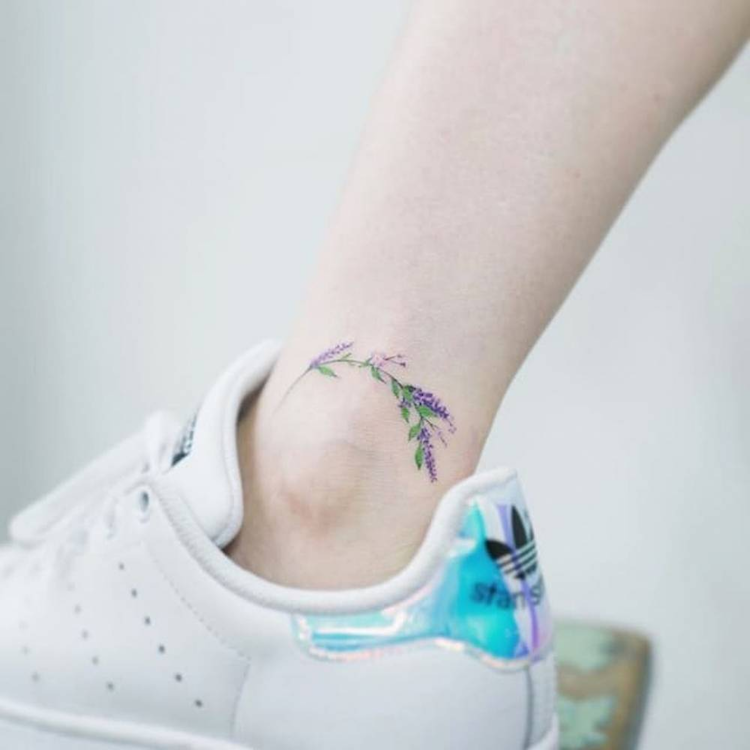 tatouage-cheville-femme-fleur-lavande