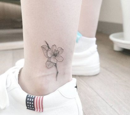 tatouage-cheville-femme-monochrome-graphique-tatouage-fleur